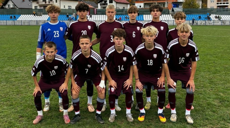 Latvijas U15 komandas futbolisti pirms spēles pret ziemeļīriem. Foto: LFF