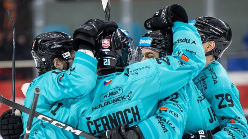 Jānis Jaks ar komandas biedriem pēc vārtu guvuma. Foto: HC Energie Karlovy Vary