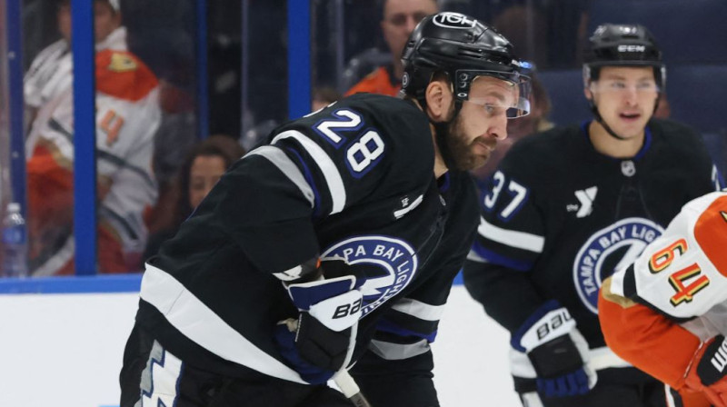 Zemgus Girgensons aizvada pirmo sezonas spēli. Imagn Images. Scanpix