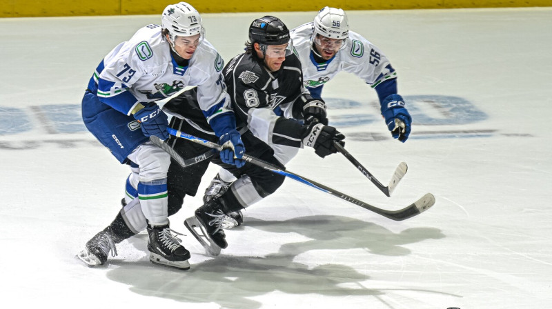 Anrī Ravinskis (Nr. 73) cīņā pret Ontārio "Reign". Foto: Abbotsford Canucks