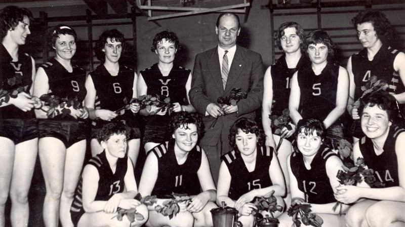 Oļģerts Altbergs un TTT basketbolistes