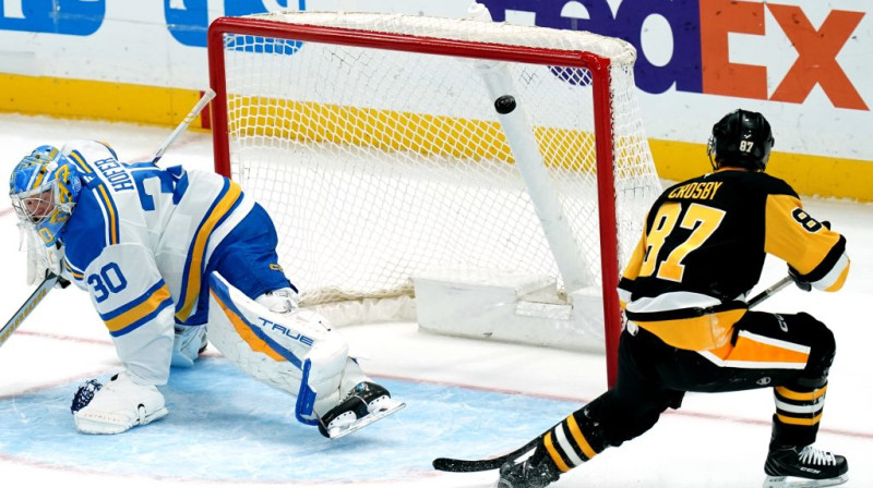 Sidnijs Krosbijs pārspēj Sentluisas vārtu vīru. Foto. AP. Scanpix