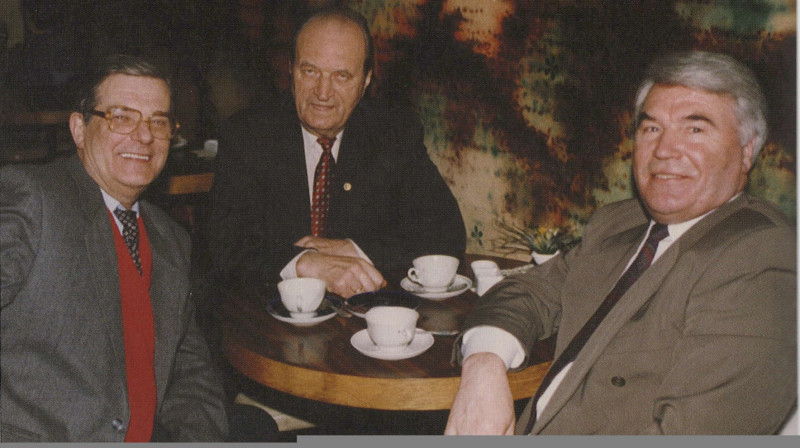 Jānis Grīnbergs (vidū) ciemos Rīgā kopā ar saviem audzēkņiem teicamniekiem Jāni Ķuzuli (pa labi) un Andri Vītolu.