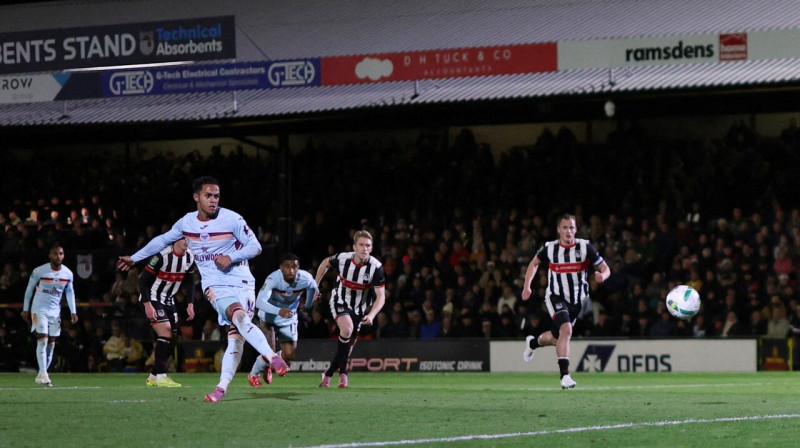 Brentfordas kluba pussargs Fabiu Karvalju gūst vārtus Grimsbijā. Foto: Lee Smith/Reuters/Scanpix