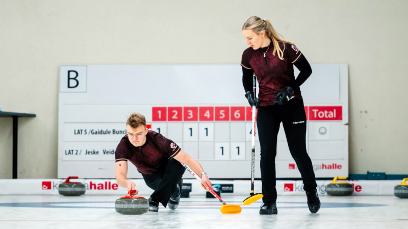 Latvijas jauktā pāra izlase: Roberts Reinis Buncis, Katrīna Gaidule
Foto: Kērlinga halle / Roberts Blaubuks