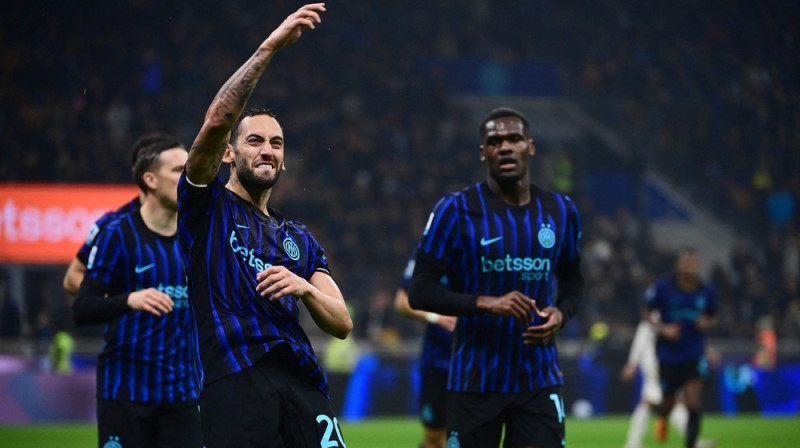 "Inter" pussargs Hakans Čalhanoglu svin gūtos vārtus. Foto: PIERO CRUCIATTI / AFP/Scanpix