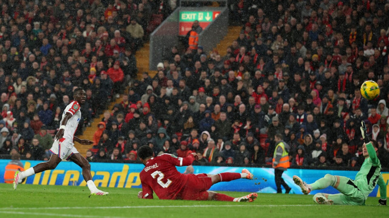 Londonas "Crystal Palace" snaiperis Ismaila Sārs gūst vārtus Liverpūlē. Foto: Phil Noble/Reuters/Scanpix