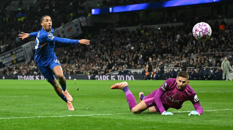 Žuau Pedru pārspēj Guljelmo Vikario. Foto: AFP/Scanpix