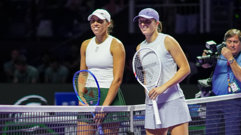 Medisona Kīza un Iga Švjonteka. Foto: WTA Finals Riyadh