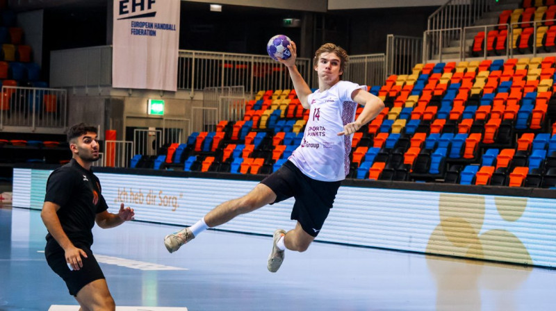 Uzbrukumā Justs Vidzis. Foto: Rico Castineiras