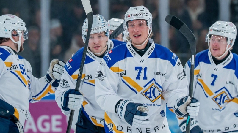 Toms Andersons (otrais no kreisās) un "La Chaux-de-Fonds" hokejisti. Foto: HCC La Chaux-de-Fonds
