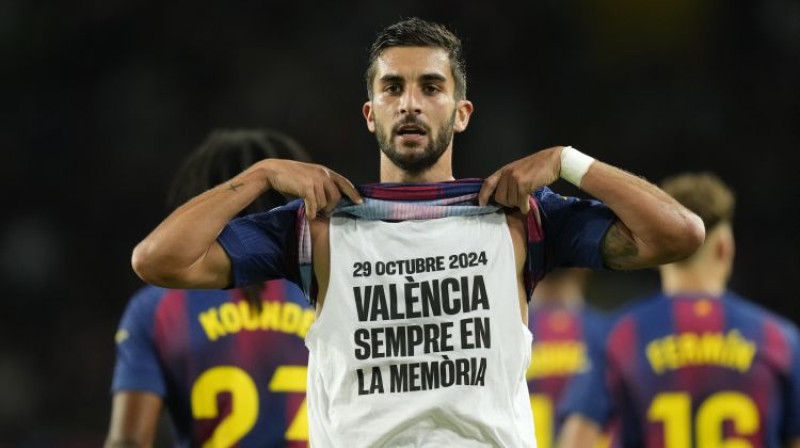 Ferrans Torres piemin Valensijas plūdu upurus. Foto: EPA/Scanpix