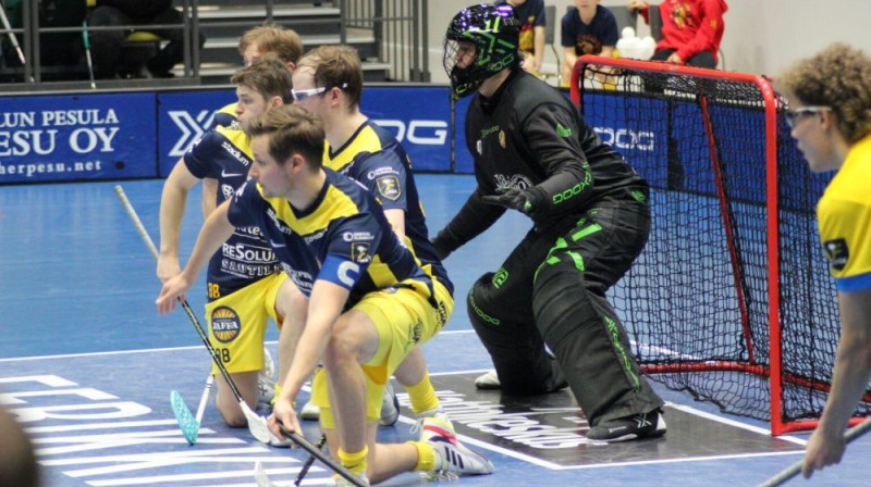 Sandijs Gabriels Siliņš ar komandas biedriem sargā savus vārtus, foto: FBC Turku