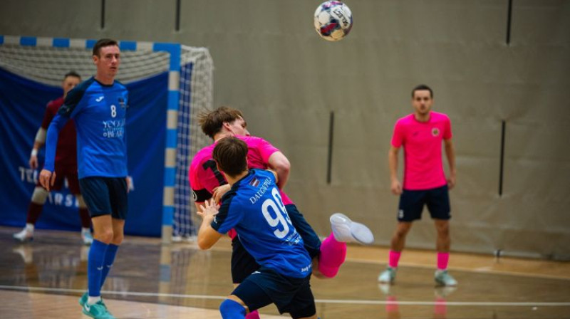 Makars Siņakovs pret Adrianu Lietaunieku. Foto: Andrejs Frolovs/FK Kengaroos