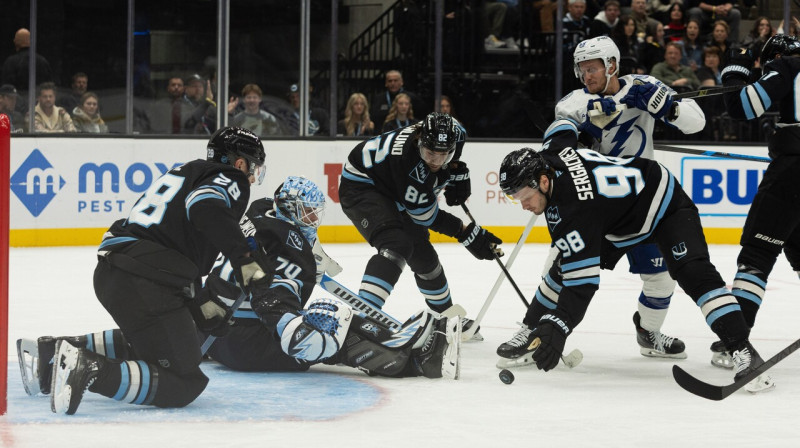 Jūtas "Mammoth" hokejisti aizsardzībā cīņā pret Tampabejas "Lightning". Foto: Melissa Majchrzak/AP/Scanpix