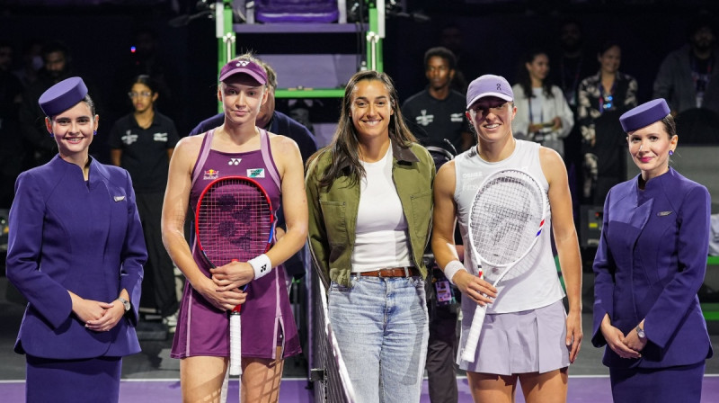 Jaļena Ribakina un Iga Švjonteka. Foto: WTA Finals Riyadh