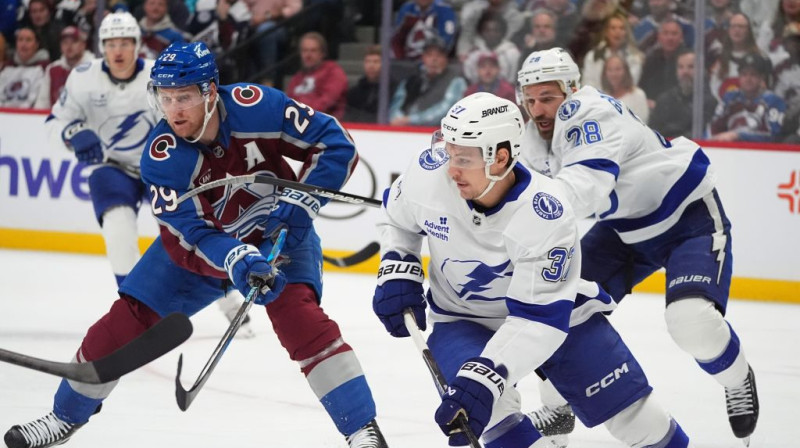 Natans Makinons, Janni Gords un Zemgus Girgensons. Foto. AP. Scanpix