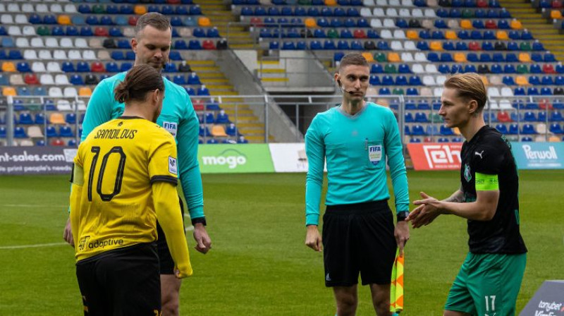 Edgars Maļcevs ar komandu kapteiņiem. Foto: Ēriks Matīss