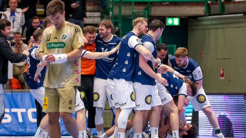 Renārs Uščins un "Bergischer" handbolisti pēc papildlaika Vācijas kausa astotdaļfinālā. Foto: Maximilian Koch/Imago Images/Scanpix