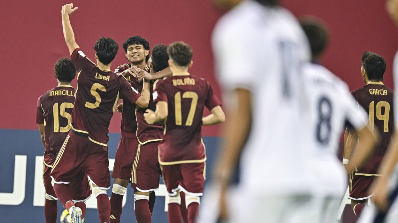 Venecuēlas U17 valstsvienības futbolisti pēc vārtu guvuma Pasaules kausa spēlē pret Angliju. Foto: Naushad/Imago Images/Scanpix