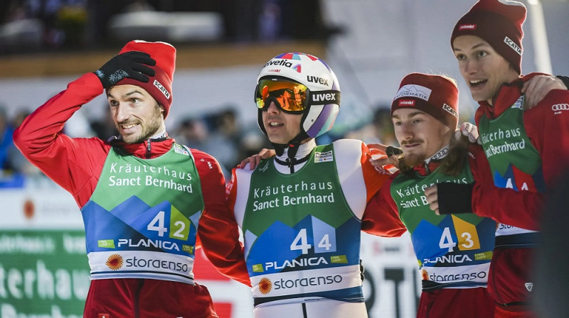 Simons Ammans (otrais no kreisās) ar komandas biedriem. Foto: NordicFocus.