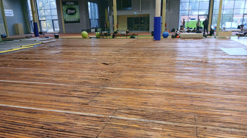 Te gandrīz vai vajadzētu likt plāksni ar uzrakstu: "Uz grīdas nekāpt! Bīstami!"