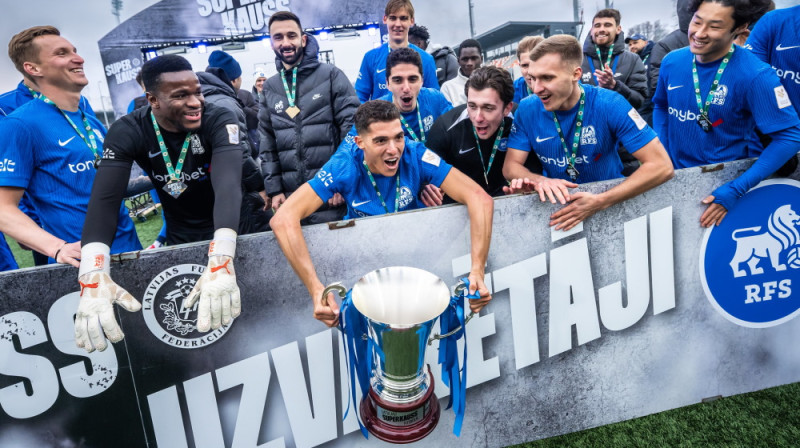 RFS futbolisti pēc uzvaras Superkausā. Foto: Sanita Ieva Sparāne