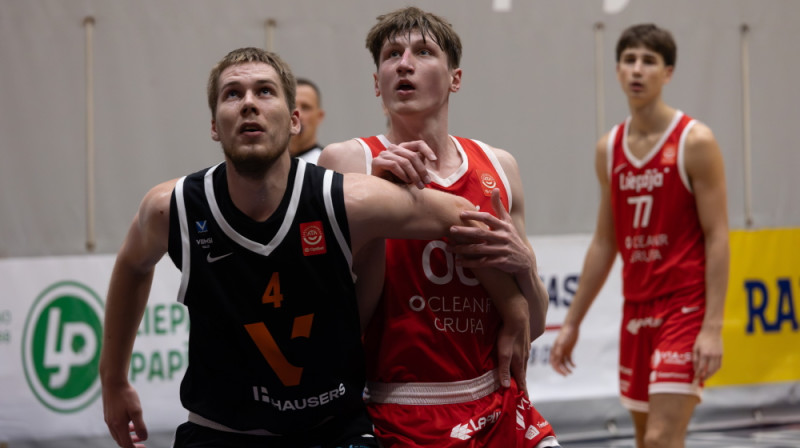 Iļja Kurucs cīņā zem groza. Foto: Ģirts Gertsons