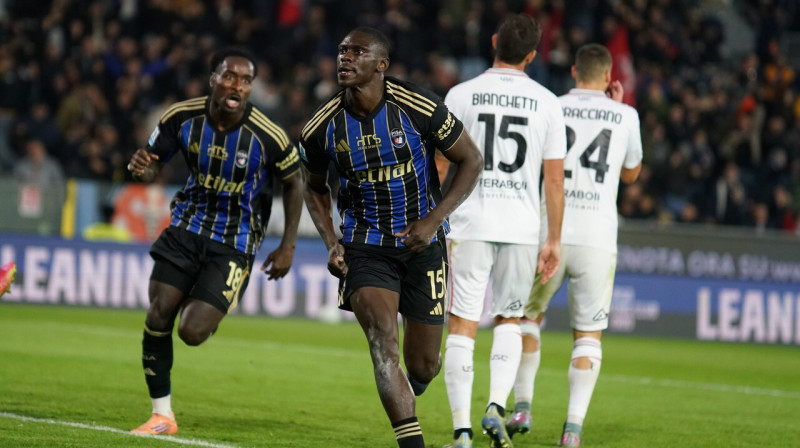 Pizas futbolists Idrisa Turē pēc vārtu guvuma. Foto: Alessandro la Rocca/LaPresse/AP/Scanpix