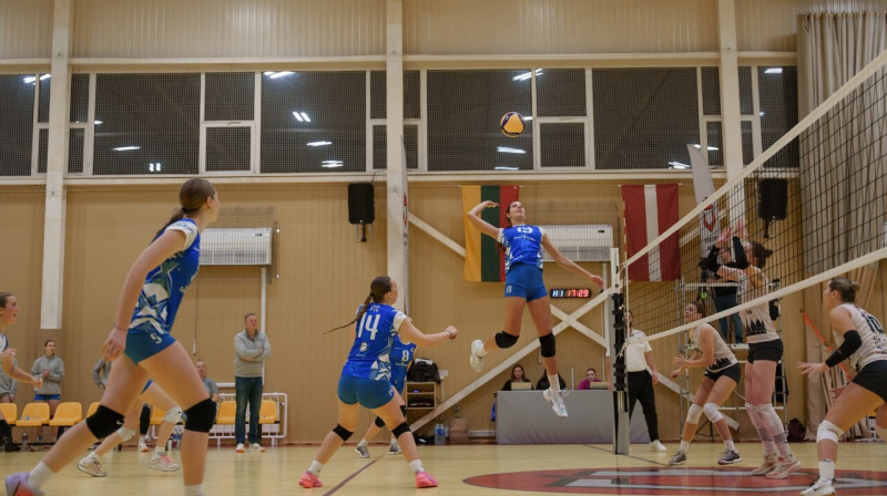 Viļņas "Sostinės tauras" volejbolistes uzbrukumā. Foto: Vilniaus miesto sporto mokykla „Sostinės tauras“