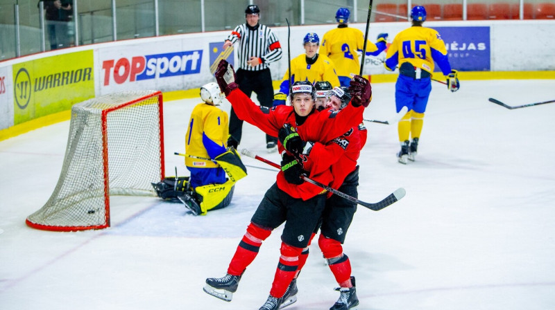 Lietuvas hokejisti pēc vārtu guvuma cīņā pret Ukrainas valstsvienību. Foto: Hockey Lietuva