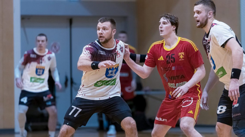 Moments no spēles starp komandām "ZRHK Tenax Dobele" un "HC Cocks". Foto: Arvi Sirm/Estonian Handball Federation