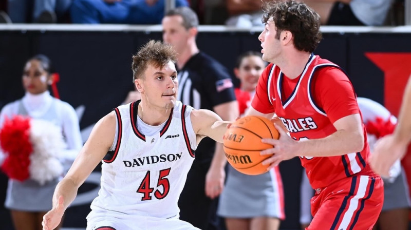 Roberts Blūms aizsardzībā. Foto: Davidson College Men's Basketball