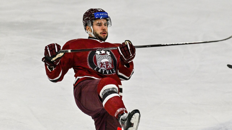 Mārtiņš Dzierkals vakar Latvijas valstsvienības rindās. Šodien viņš līdzīgas krāsas formastērpu vilka pavisam citā turnīrā. Foto: Hafner/Nordphoto/Scanpix