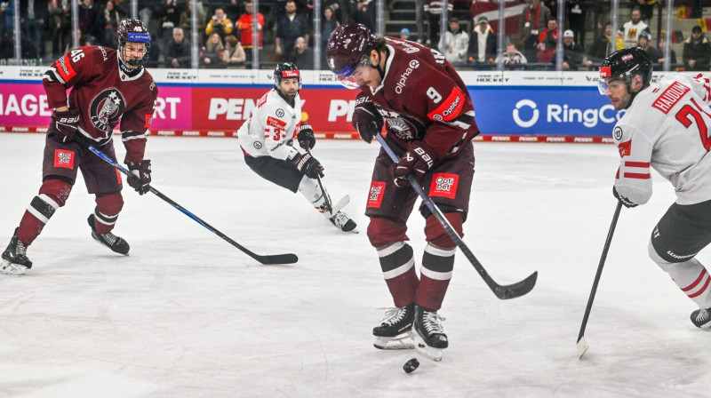 Renārs Krastenbergs ar ripu Latvijas valstsvienības cīņā pret Austriju. Foto: Hafner/Nordphoto/Scanpix