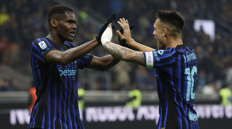 Anžs Bonnī un Lataro Martiness. Foto: Reuters/Scanpix