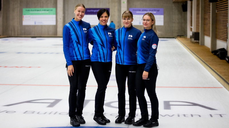 No kreisās: Betija Gulbe, Daina Barone, Evelīna Barone, Rēzija Ieviņa
Foto: Curling Tallinn / Andres Mets