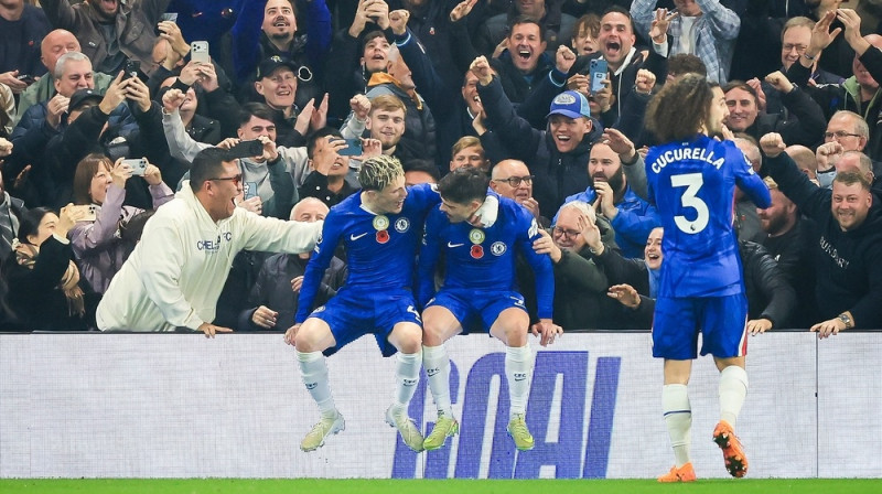 No kreisās: Alehandro Garnačo un Pedru Netu. Foto: Reuters/Scanpix