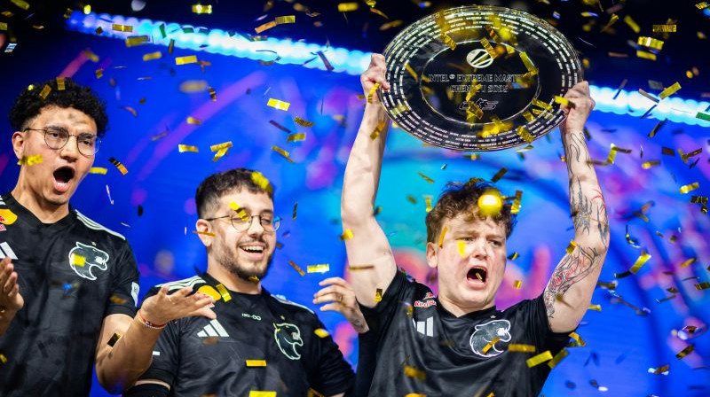 Mareks YEKINDAR Gaļinskis ar IEM Chengdu trofeju. Foto: HLTV