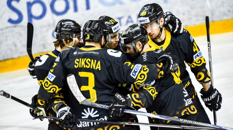 Edgars Siksna ar komandas biedriem pēc vārtu guvuma. Foto: pro.ligasy.kz