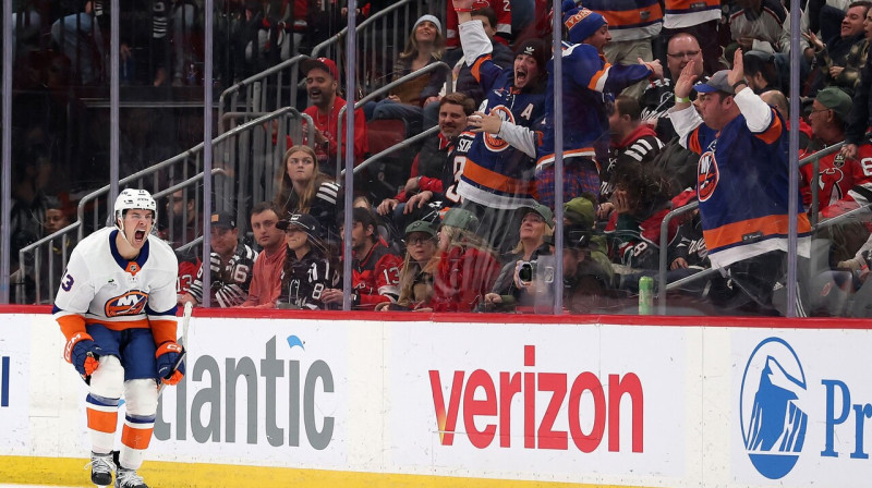 Metjū Barzals un Ņujorkas "Islanders" līdzjutēji pēc uzvaras vārtu guvuma papildlaikā Ņuarkā. Foto: ELSA/Scanpix