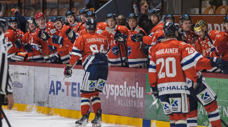 Kokolas "Hermes" hokejisti pēc vārtu guvuma. Foto: Sami Mutka/Kokkolan Hermes