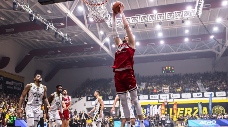 Krišs Helmanis uzbrukumā. Foto: Diablos Rojos Básquetbol