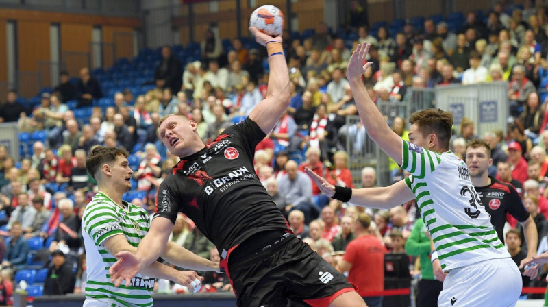 Dainis Krištopāns cīņā pret Budapeštas "Ferencváros". Foto: Roland Sippe/Eibner-Pressefoto/Scanpix