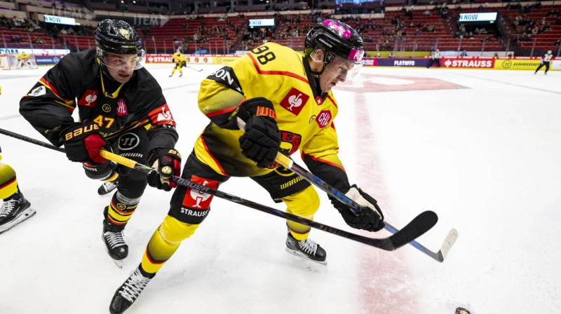 Mirklis no Jēvles "Brynäs" un Bernes komandu cīņas. Foto: Oscar Larsson