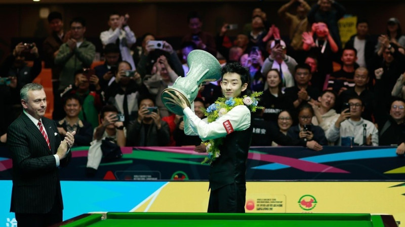 Vu Jicze ar "International Championship" trofeju. Foto: WST.