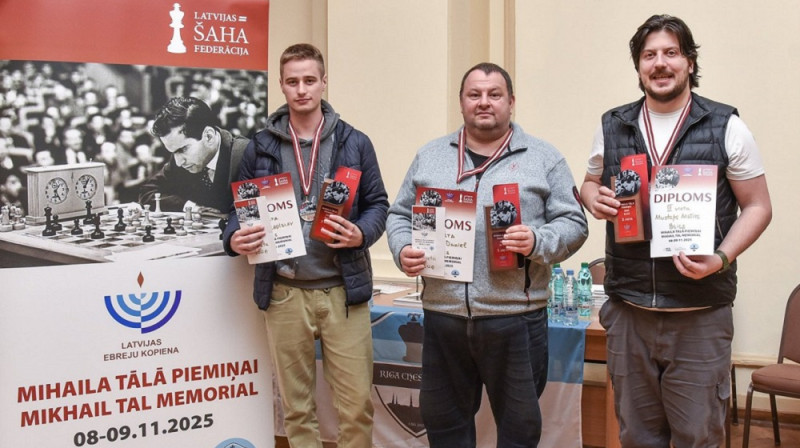 Mihaila Tāla piemiņas turnīra uzvarētājs Daniels Fridmans (centrā), Vladislavs Larkins (pa kreisi) un Matīss Mustaps.Publicitātes attēls