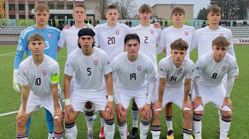 Latvijas U19 valstsvienības futbolisti pirms cīņas pret vienaudžiem no Skotijas. Foto: LFF