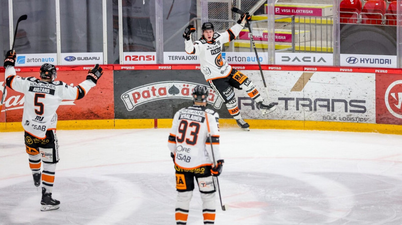 Artūrs Andžāns ar komandas biedriem. Foto: Juha Lahti