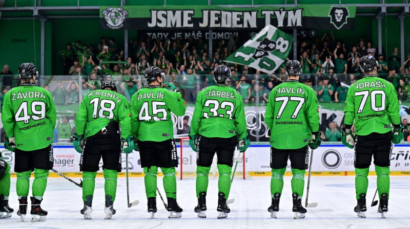 Miks Indrašis ar komandas biedriem. Foto: BK Mladá Boleslav